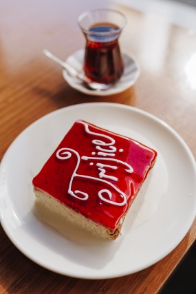 一块草莓酱戚风蛋糕图片